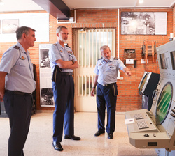 Su Majestad el Rey visita la Sala Historica del Grupo Central de Mando y Control
